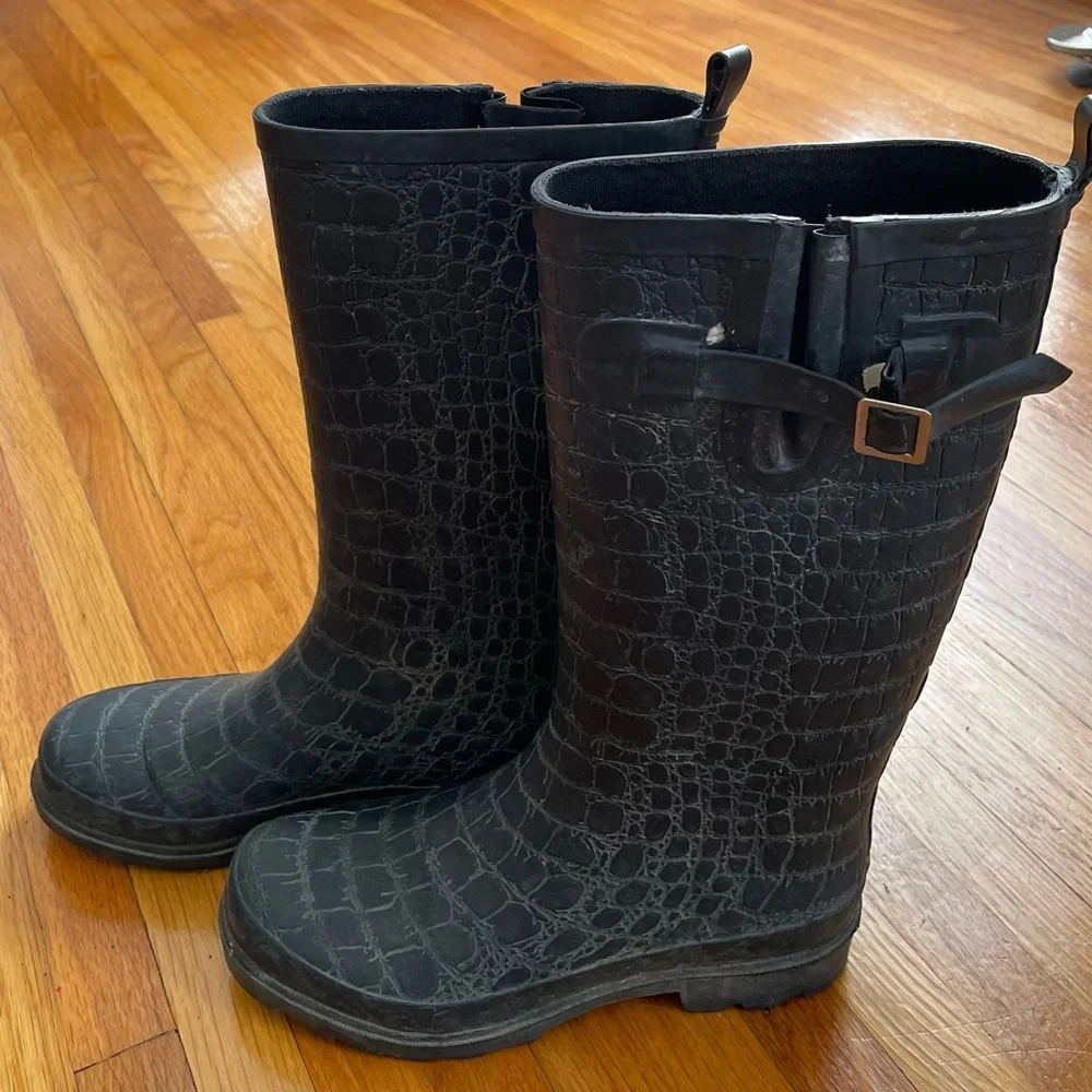Rampage Women’s Raveyn crocodile black rubber rain boots, size 6 Gorpcore hiking